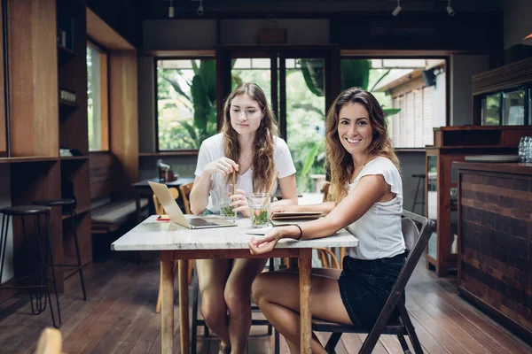 Sorrindo Jovens Mulheres Casuais Modernas Reunindo Mesa Café Compartilhando Bebidas — Fotografia de Stock