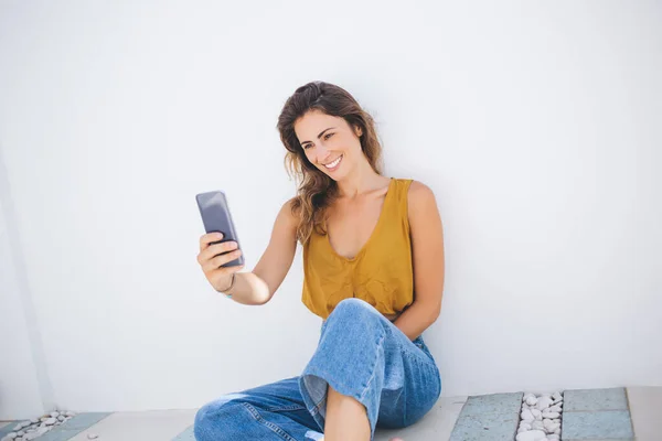 Allegro Femmina Positiva Abiti Casual Con Capelli Castani Seduti Sul — Foto Stock