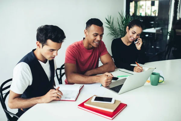 Qualifizierte Männliche Mitarbeiter Suchen Mail Nachricht Mit Link Für Online — Stockfoto