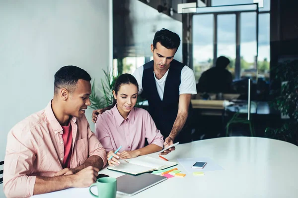 Tipi Hipster Millennial Care Cooperează Desktop Timpul Procesului Învățare Discută — Fotografie, imagine de stoc