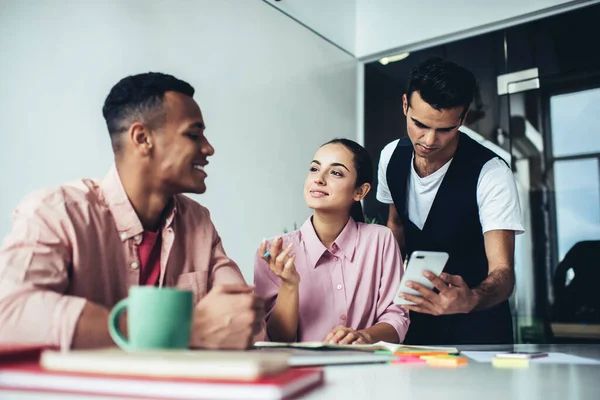 Grupo Multirracial Inteligente Personas Con Prendas Vestir Informales Sentadas Mesa —  Fotos de Stock