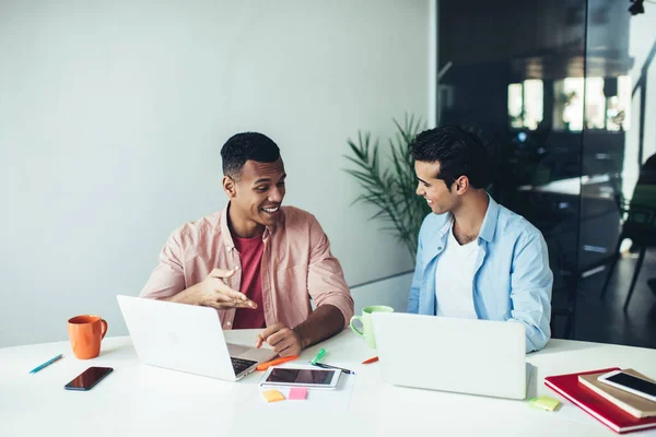 Queridos Colegas Masculinos Sentados Escritorio Con Ordenadores Portátiles Digitales Modernos —  Fotos de Stock