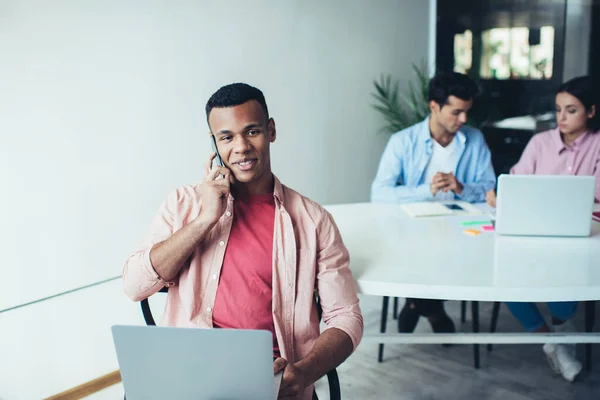 Hombre Negro Feliz Equipo Casual Sonriente Hablando Por Teléfono Inteligente — Foto de Stock