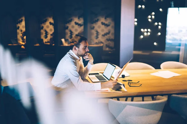 Zicht Door Het Raam Van Gefocuste Uitvoerende Man Formele Slijtage — Stockfoto