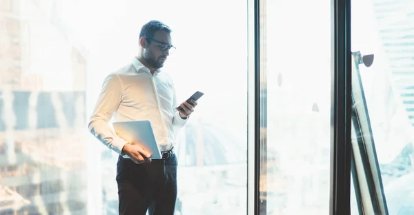 Konzentrierter Erfolgreicher Geschäftsmann Formaler Kleidung Und Brille Der Hellen Büro — Stockfoto