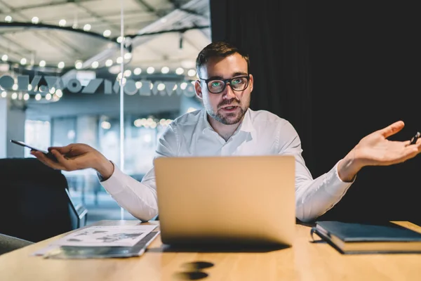 Stressad Man Formella Slitage Och Glasögon Som Arbetar Start Med — Stockfoto