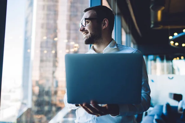 Boldog Ihletett Szakállas Üzletember Szemüvegben Tartja Laptop Miközben Dolgozik Keres — Stock Fotó