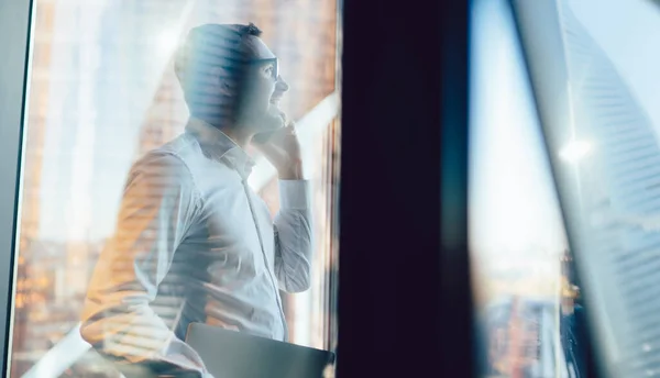 Seitenansicht Eines Jungen Männlichen Unternehmers Der Neben Dem Fenster Steht — Stockfoto