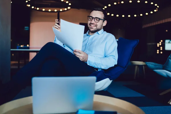 Feliz Experto Profesional Espectáculos Leyendo Información Textual Del Reporte Capital — Foto de Stock