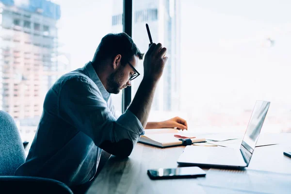 Experto Profesional Que Trabaja Con Información Para Informe Negocios Sobre —  Fotos de Stock