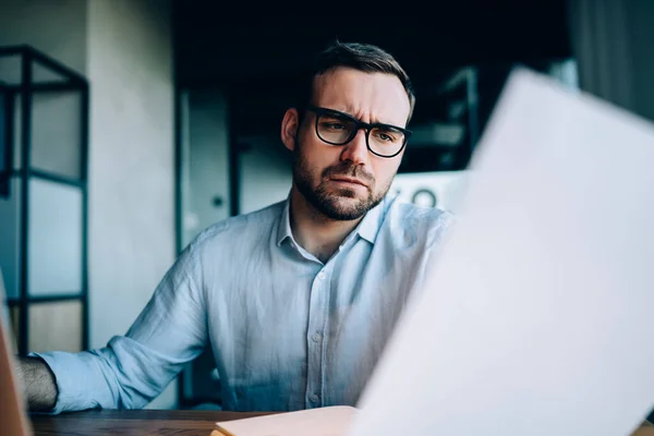 Empreendedor Masculino Intrigado Confundido Com Informações Relatório Financeiro Verificando Informações — Fotografia de Stock