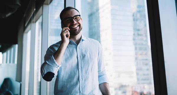 Retrato Media Duración Alegre Banquero Masculino Con Trajes Vista Clásicos — Foto de Stock