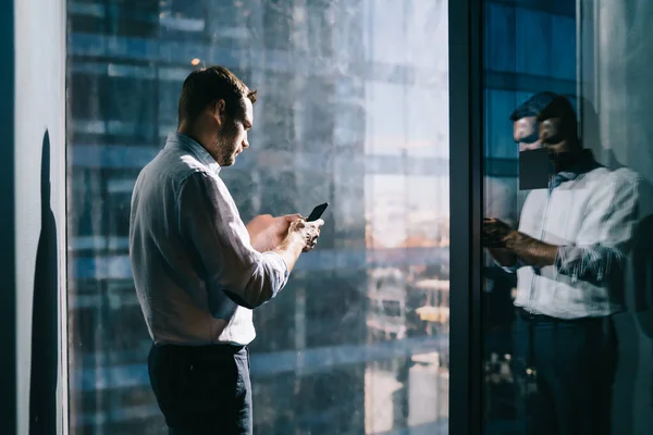 Vista Lateral Del Empresario Masculino Caucásico Que Utiliza Internet Aparatos — Foto de Stock