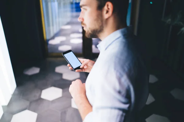 Male Manager Shirt Looking Away Thinking While Browsing Smartphone Break — Stock Photo, Image