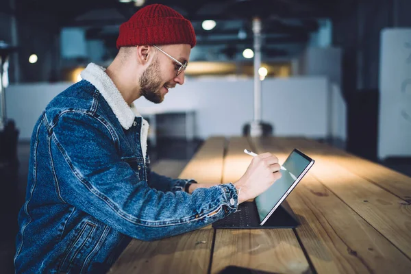 Sidovy Glada Intresserade Hane Casual Kläder Leende Och Rita Modern — Stockfoto