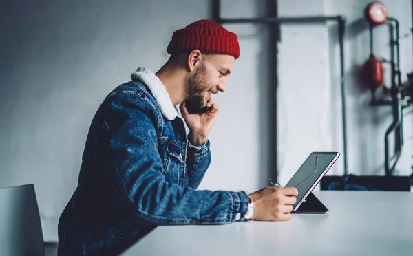 Boční Pohled Mladé Stylové Vousatý Freelancer Teplém Kabátě Červený Klobouk — Stock fotografie