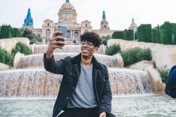 Sorrindo Feliz Bonito Jovem Afro Americano Masculino Casual Desgaste Óculos — Fotografia de Stock