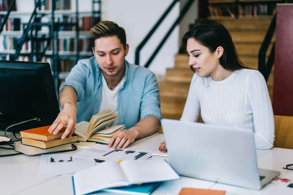 Amplía Hombre Mujer Inteligentes Estudiando Buscando Con Atención Información Libros — Foto de Stock