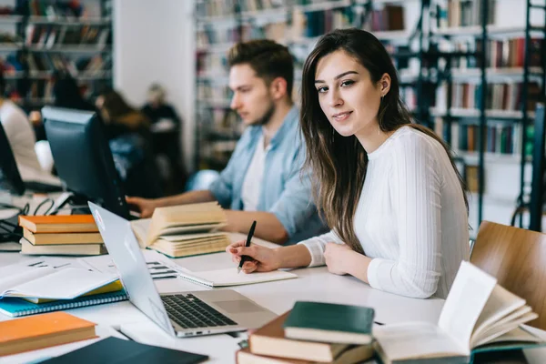 Vista Lateral Del Grupo Estudiantes Que Estudian Portátil Mesa Mujer — Foto de Stock