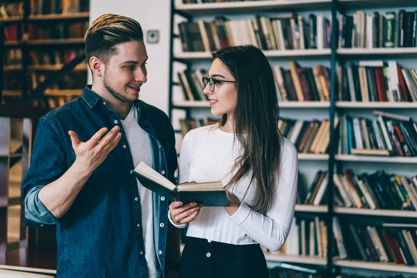 Intelectual Alegre Sorrindo Jovens Estudantes Roupas Casuais Escolhendo Lendo Livros — Fotografia de Stock