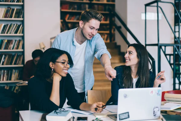 Cheerful Laughing Multiethnic Students Looking Smart Student Pointing Finger Laptop — Stock Photo, Image