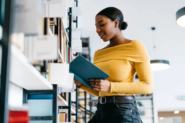 Lage Hoek Van Vrolijke Afro Amerikaanse Student Casual Kleding Glimlachen — Stockfoto