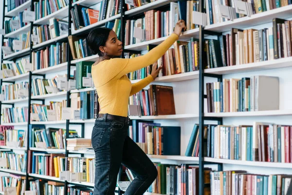 Seitenansicht Einer Jungen Afroamerikanerin Lässigem Outfit Die Während Ihres Studiums — Stockfoto