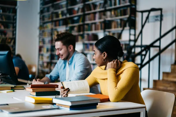 Lächelnde Junge Afroamerikanerin Lässiger Kleidung Mit Aufgeschlagenem Buch Die Neugierig — Stockfoto