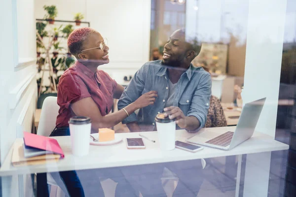 Durch Glas Lachen Positive Junge Afroamerikanische Freunde Scherzen Während Sie — Stockfoto