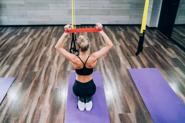 Von Oben Rückenansicht Der Sportlichen Blondine Beim Training Mit Gummiband — Stockfoto