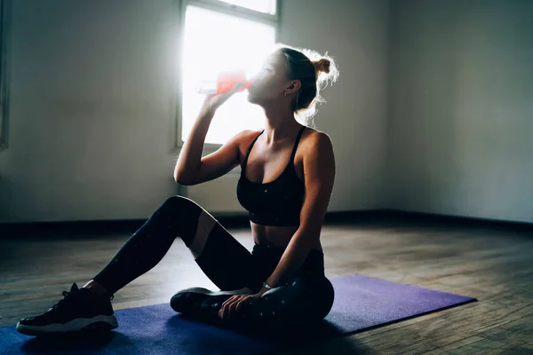 Bakgrundsbelyst Attraktiv Figur Törstig Kvinna Bekväma Sportkläder Sitter Yogamatta Och — Stockfoto