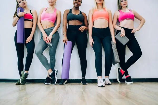 Gruppe Von Erntehelferinnen Moderner Sportkleidung Mit Fitnesszubehör Der Hand Und — Stockfoto