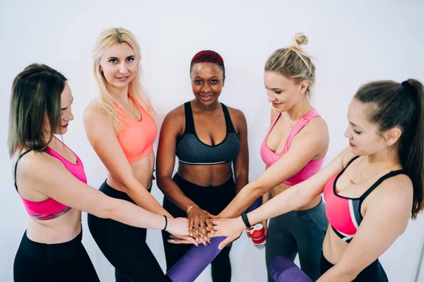 Von Oben Attraktive Multiethnische Fitness Frauen Sportbekleidung Mit Übereinander Liegenden — Stockfoto