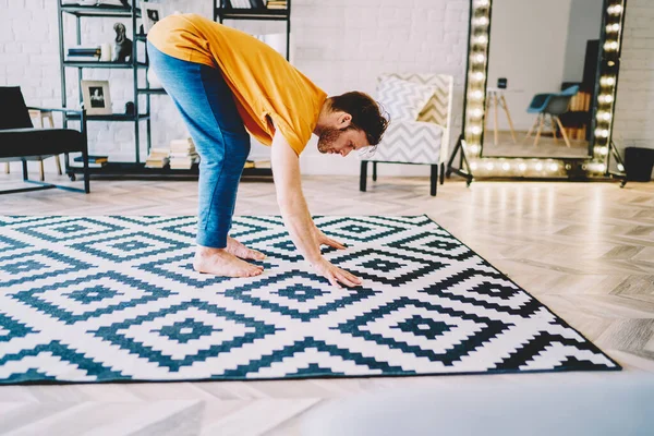 Seitenansicht Eines Flexiblen Mannes Der Auf Einem Bunten Teppich Steht — Stockfoto