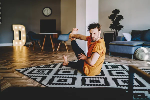 Genç Sakallı Güçlü Bir Erkek Evde Halının Üzerinde Otururken Yoga — Stok fotoğraf