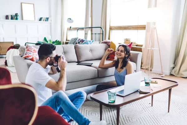 Pareja Joven Sentada Suelo Entre Sofá Mesa Café Con Ordenador —  Fotos de Stock