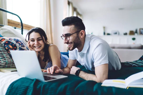 Serena Sonriente Pareja Amorosa Descansando Cómoda Cama Vintage Mientras Disfruta —  Fotos de Stock