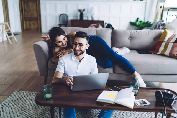 Verspielte Männer Und Frauen Lachen Und Stöbern Laptop Während Sie — Stockfoto