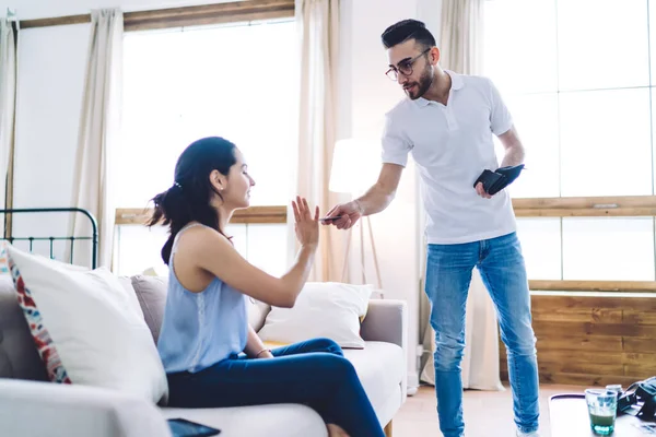 Vista Lateral Mujer Segura Sentada Sofá Negándose Aceptar Tarjeta Crédito —  Fotos de Stock