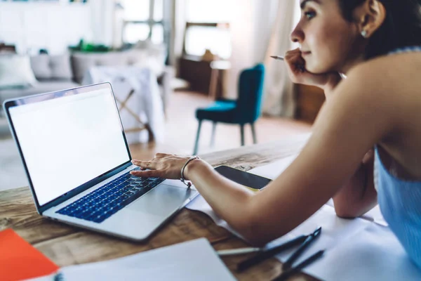 Zijaanzicht Van Gewas Jonge Vrouw Werken Met Grote Project Browsen — Stockfoto