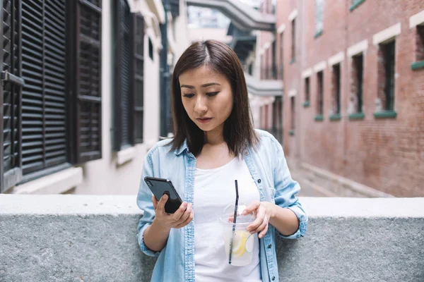 Długowłosy Azjatka Młoda Kobieta Kurtce Ogląda Filmy Mediach Społecznościowych Pije — Zdjęcie stockowe