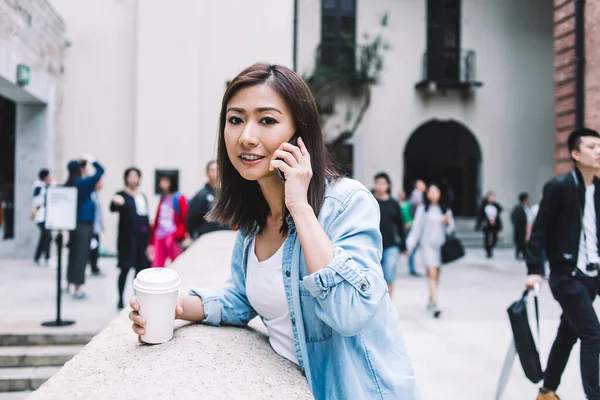 Casual Mujer Asiática Sonriente Moda Con Taza Café Para Llevar — Foto de Stock