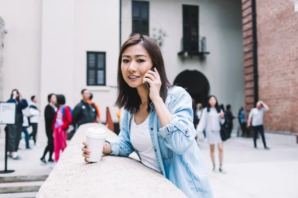 Positivt Trendigt Leende Modern Asiatisk Kvinna Med Hämtmat Kaffekopp Talar — Stockfoto