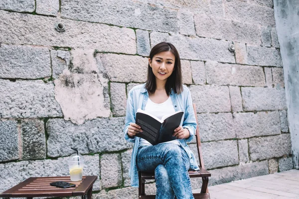 Gündelik Moda Güvenilmez Limonata Içip Kitap Okuyan Genç Asyalı Kadın — Stok fotoğraf