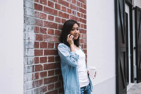 Schöne Hübsche Erwachsene Asiatische Frau Lässiger Kleidung Mit Kaffee Einwegbecher — Stockfoto