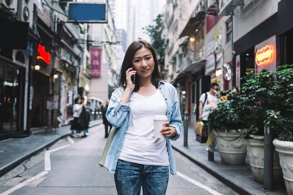 Lächelnde Schöne Erwachsene Asiatin Freizeitkleidung Die Auf Dem Handy Mitten — Stockfoto