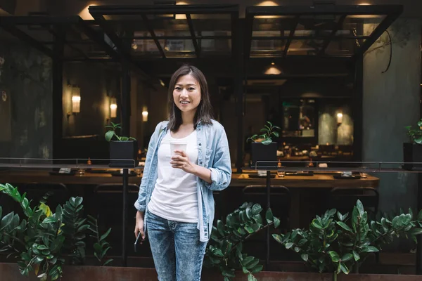Leende Ung Vacker Asiatisk Kvinna Casual Jeans Outfit Surfa Smartphone — Stockfoto