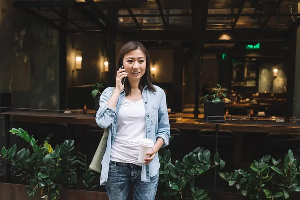 Vuxen Söt Asiatisk Kvinna Casual Jeans Outfit Med Telefonsamtal Medan — Stockfoto