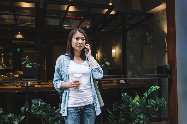 Vuxen Söt Asiatisk Kvinna Casual Jeans Outfit Talar Smartphone Medan — Stockfoto