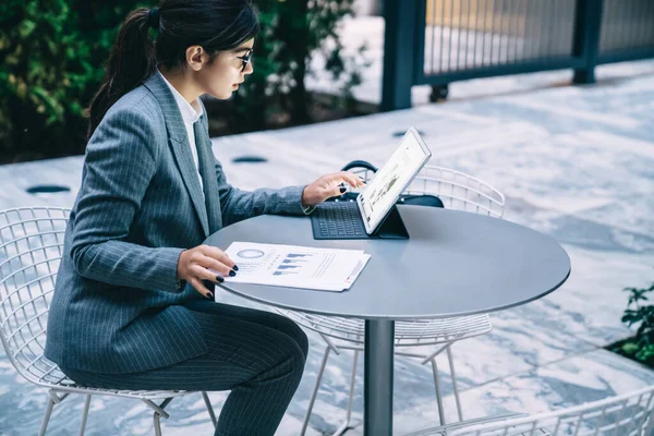 Vista Lateral Joven Mujer Étnica Con Traje Oficina Anteojos Que — Foto de Stock